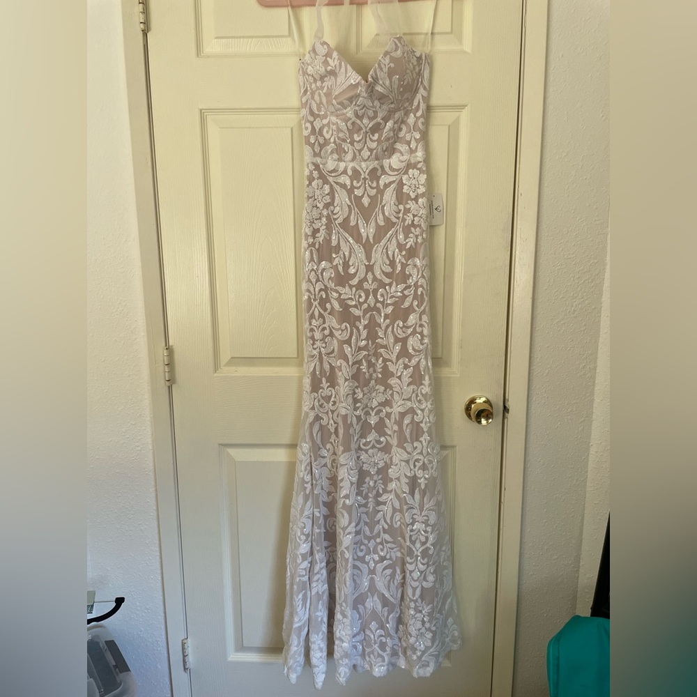 Windsor Beaded White and Nude Floor Length Women’s Formal Dress Size S, NWT